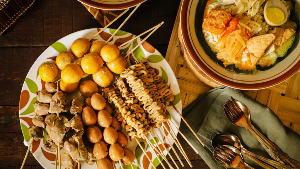 restoran tradisional dengan pertunjukan seni