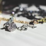 Penyebab dan Cara Membersihkan Emas Putih Mulai Menguning