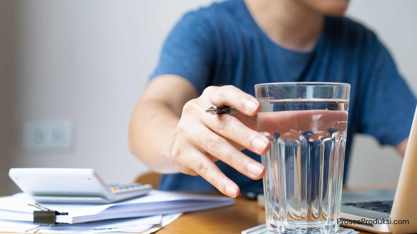 meningkatkan konsumsi air minum
